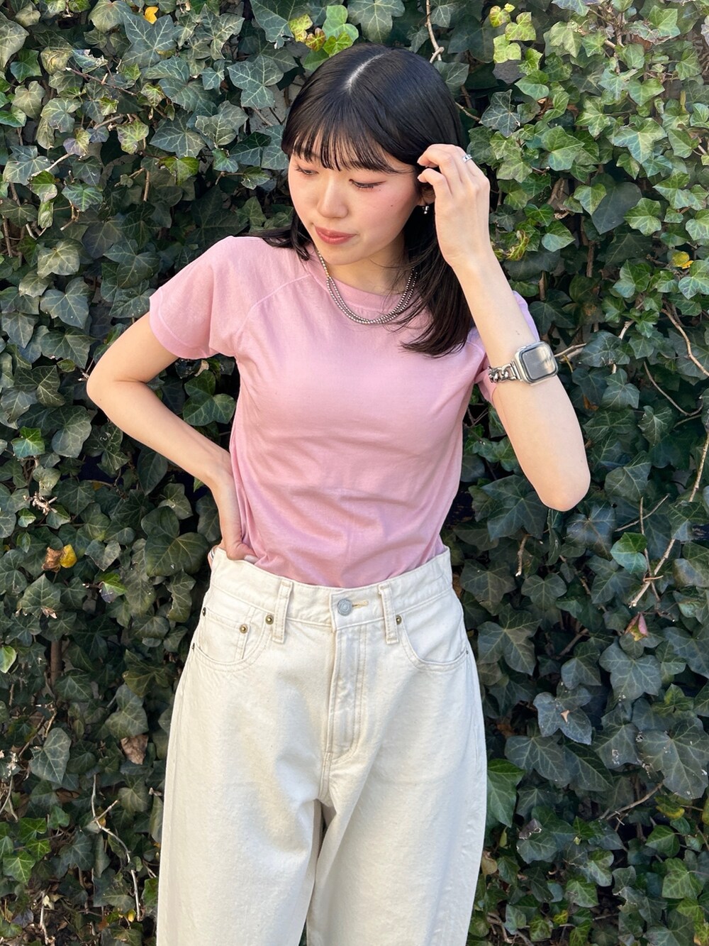 ピンク系のTシャツ/カットソー、ホワイト系のデニムパンツ、ホワイト系のサンダルを着用したレディースの春コーディネートの5枚目の写真