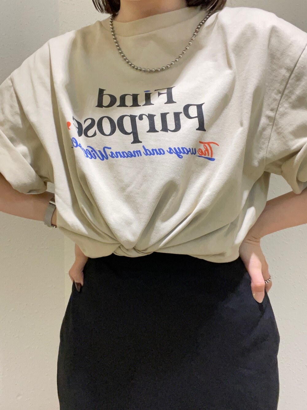 ホワイト系のサンダル、ベージュ系のTシャツ/カットソー、ブラック系のスカートを着用したレディースの春コーディネートの5枚目の写真