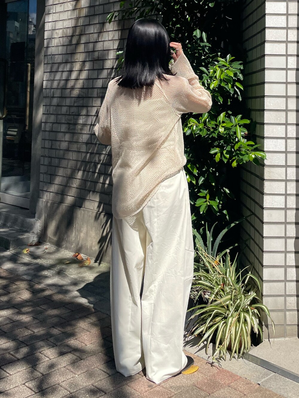 ブラック系のブーツ、ホワイト系のチノパンツ、ホワイト系のTシャツ/カットソーを着用したレディースの冬コーディネートの7枚目の写真