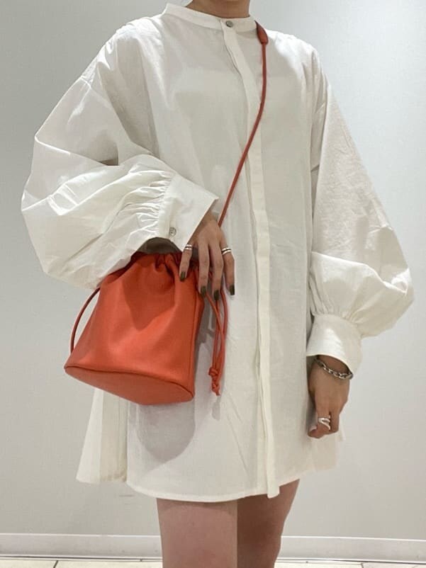 グレー系のスウェットパンツ、オレンジ系のハンドバッグ、ホワイト系のシャツ/ブラウスを着用したレディースの秋コーディネートの5枚目の写真