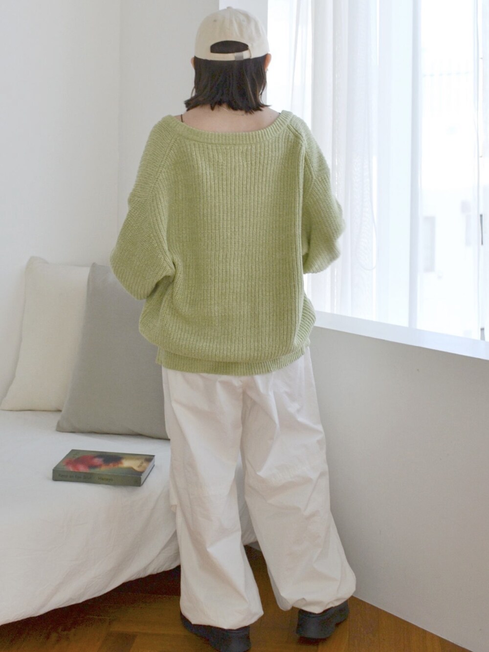 ブラック系のキャミソール、ホワイト系のその他パンツ、ブラック系のブーツを着用したレディースの冬コーディネートの4枚目の写真