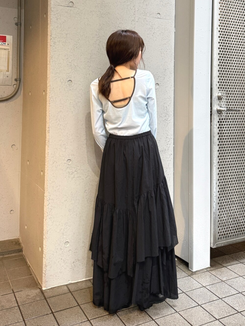 ブラック系のスカート、ブラック系のブーツを着用したレディースの夏コーディネートの4枚目の写真