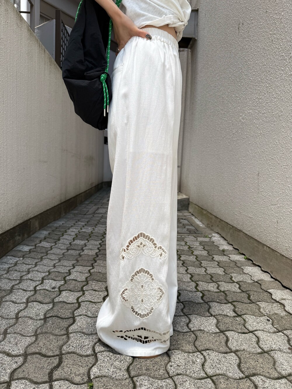 ホワイト系のその他パンツ、ブラック系のバックパック/リュック、ホワイト系のTシャツ/カットソーを着用したレディースの夏コーディネートの7枚目の写真