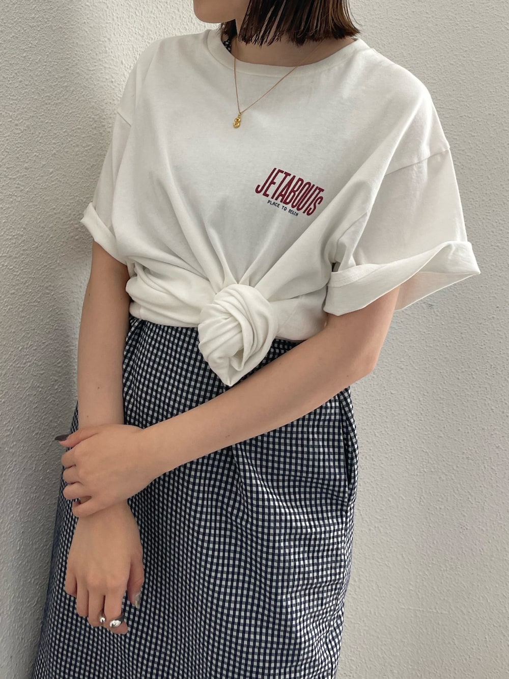 ブルー系のワンピース、ホワイト系のTシャツ/カットソー、ホワイト系のサンダルを着用したレディースの春コーディネートの4枚目の写真