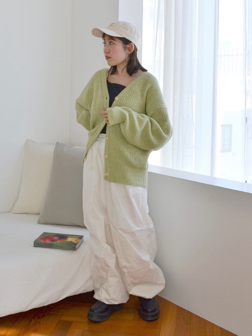 ブラック系のキャミソール、ホワイト系のその他パンツ、ブラック系のブーツを着用したレディースの冬コーディネートの3枚目の写真