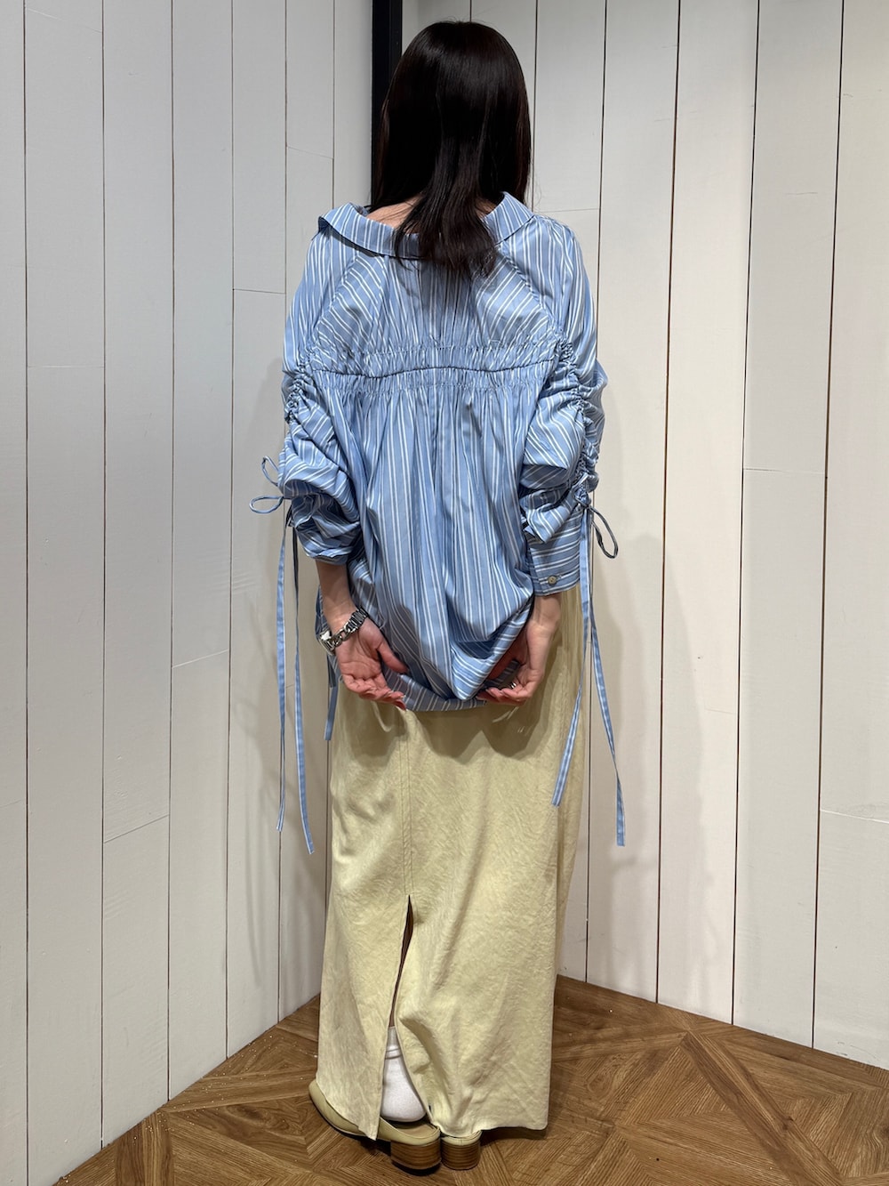 イエロー系のスカート、イエロー系のサンダル、ブルー系のシャツ/ブラウスを着用したレディースの春コーディネートの4枚目の写真