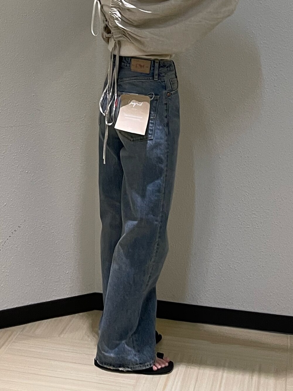 ベージュ系のシャツ/ブラウス、ブルー系のデニムパンツ、ブラック系のサンダルを着用したレディースの春コーディネートの7枚目の写真