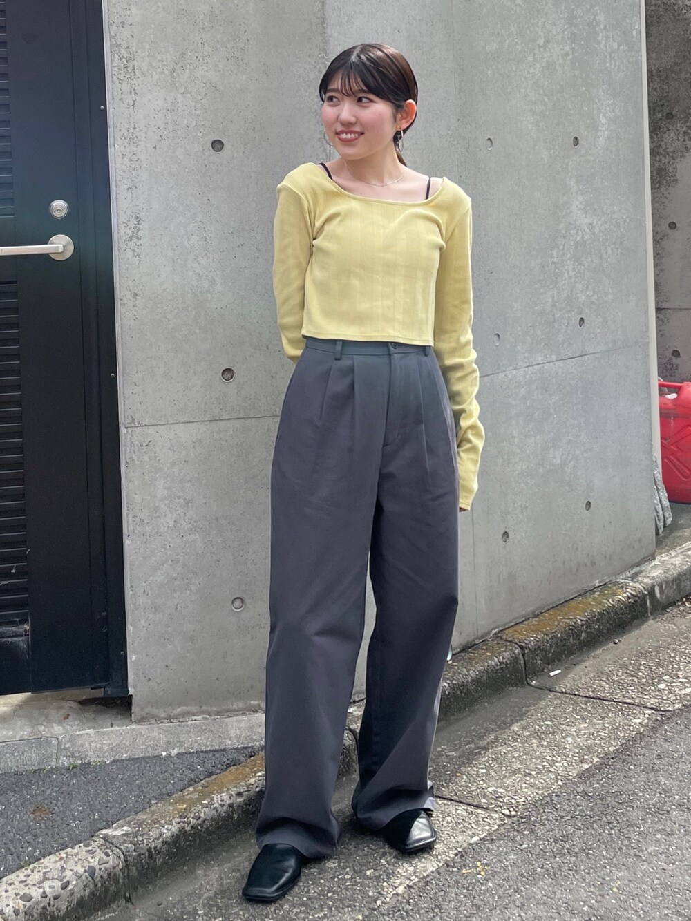 ブラック系のキャミソール、ブラック系のローファー、グリーン系のTシャツ/カットソーを着用したレディースの夏コーディネートの2枚目の写真