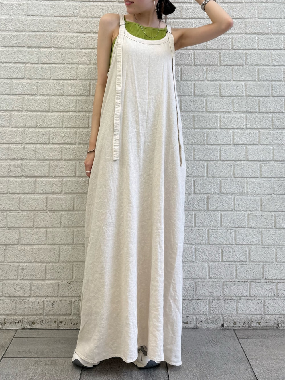 ホワイト系のワンピースを着用したレディースの夏コーディネートの2枚目の写真