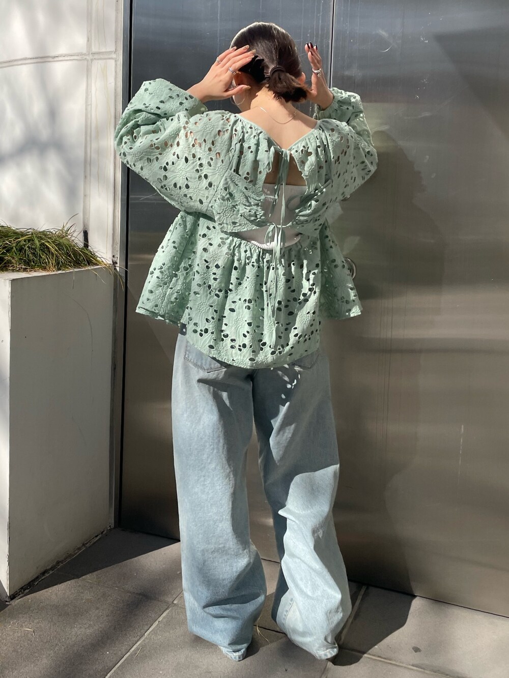 ブルー系のデニムパンツ、グリーン系のシャツ/ブラウスを着用したレディースの冬コーディネートの6枚目の写真