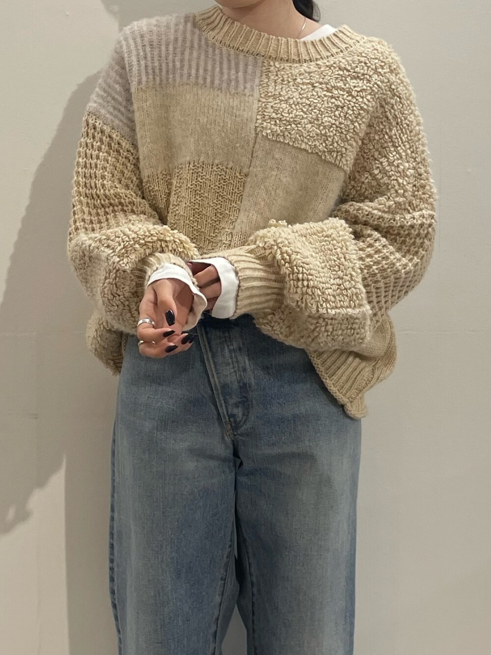 ホワイト系のTシャツ/カットソー、ブルー系のデニムパンツ、ブラック系のブーツを着用したレディースの冬コーディネートの7枚目の写真