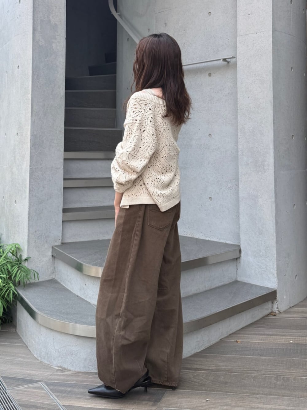 ブラウン系のデニムパンツ、ブラック系のその他シューズを着用したレディースの夏コーディネートの4枚目の写真
