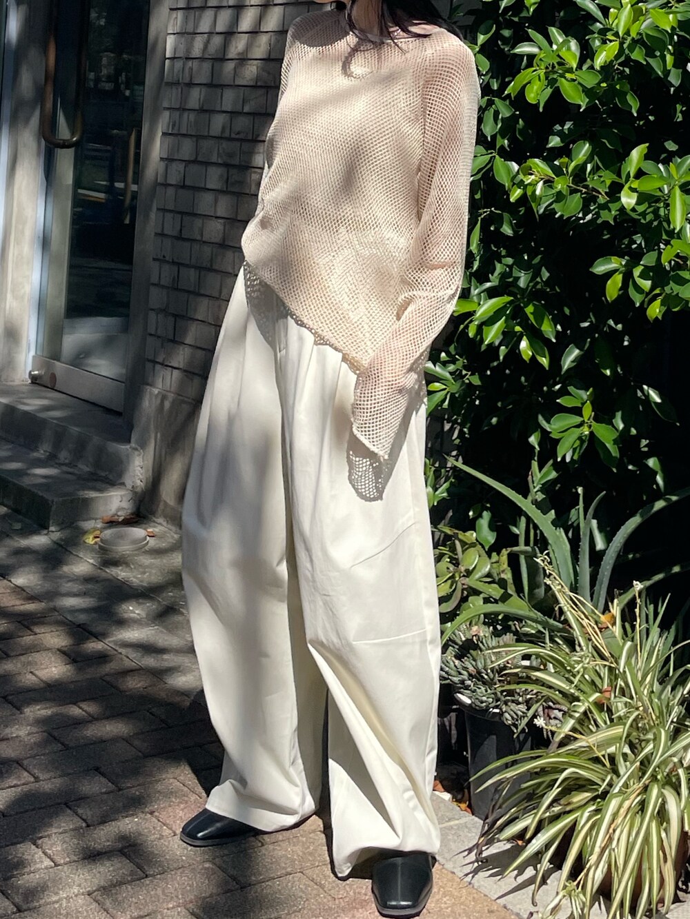 ブラック系のブーツ、ホワイト系のチノパンツ、ホワイト系のTシャツ/カットソーを着用したレディースの冬コーディネートの8枚目の写真