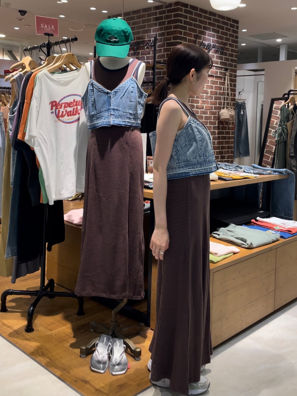 ブルー系のキャミソール、ブルー系のワンピースを着用したレディースの夏コーディネートの4枚目の写真