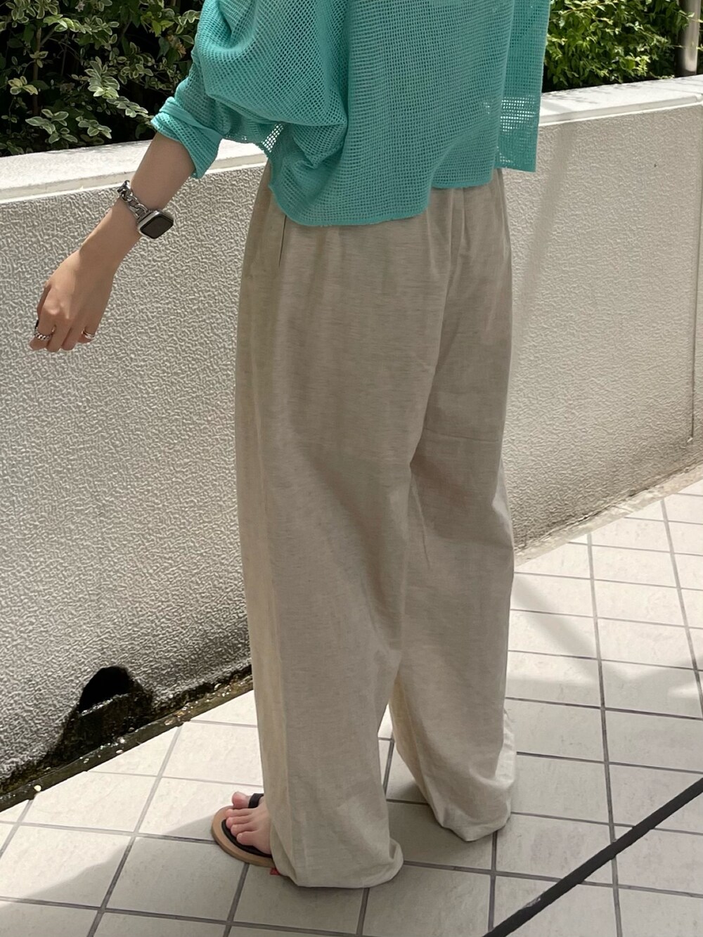 グレー系のキャミソール、ホワイト系のその他パンツ、ブラック系のサンダルを着用したレディースの夏コーディネートの8枚目の写真