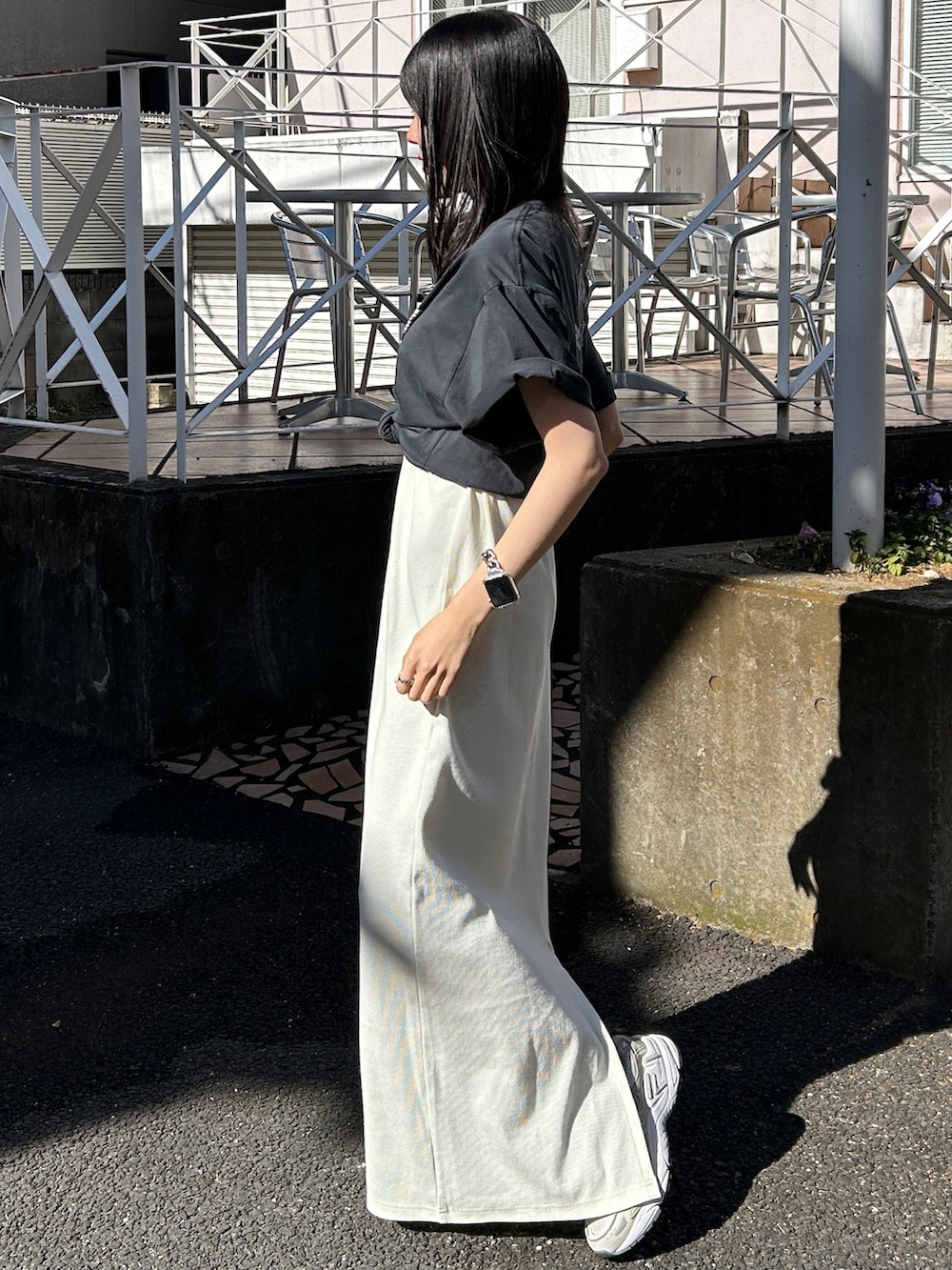 「Tシャツ、Tシャツコーデ、Tシャツワンピ、ワンピ、ワンピース、ワンピーススタイル、白、白ワンピース、アメスリワンピ」｜「Ungridのオーガビッツテレコフィットワンピース（ワンピース、ホワイト系）」を使った、多田詩音さん（レディース・152cm）の夏コーディネートの5枚目の写真