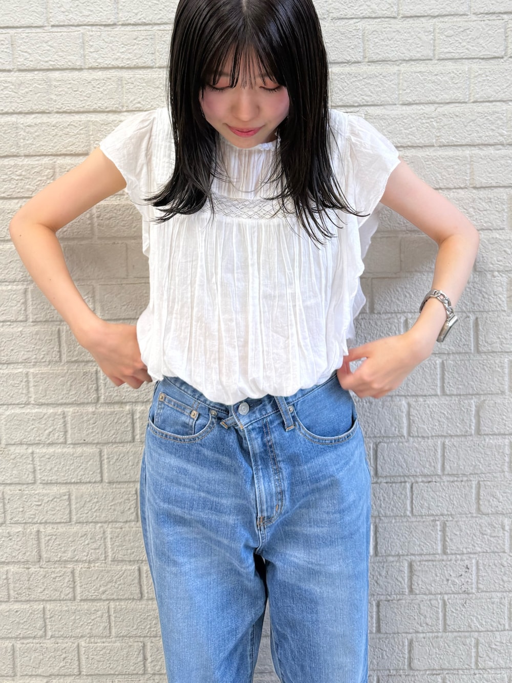 「ブラウス、フリルブラウス、フリルトップス、ホワイト、ホワイトコーデ、デニム、デニムパンツ、フレア、フレアパンツ、フレアデニム、きれいめカジュアル、キレイめ」｜「Ungridのハイウエストストレッチフレアデニム（デニムパンツ、ブルー系）」を使った、多田詩音さん（レディース・152cm）の夏コーディネートの7枚目の写真