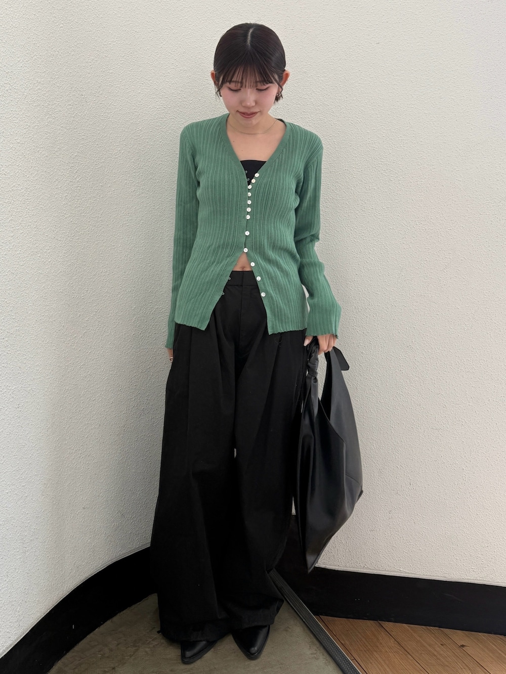 ブラック系のその他パンツ、ブラック系のハンドバッグ、ブラック系のブーツを着用したレディースの春コーディネートの2枚目の写真