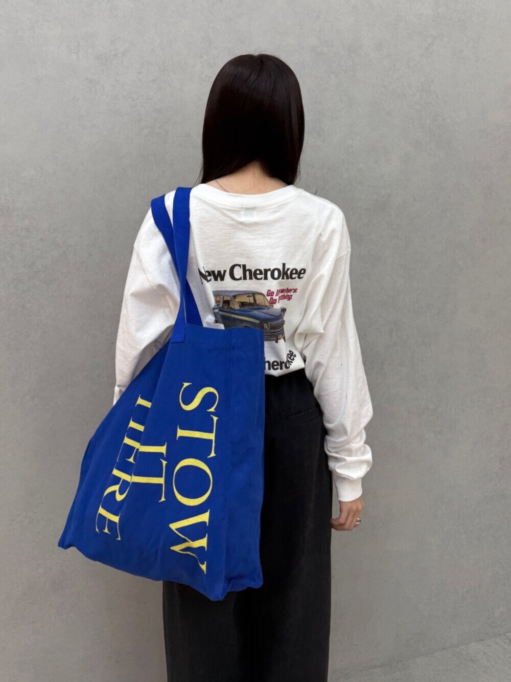 グレー系のその他パンツ、ブルー系のトートバッグ、ホワイト系のTシャツ/カットソーを着用したレディースの秋コーディネートの7枚目の写真