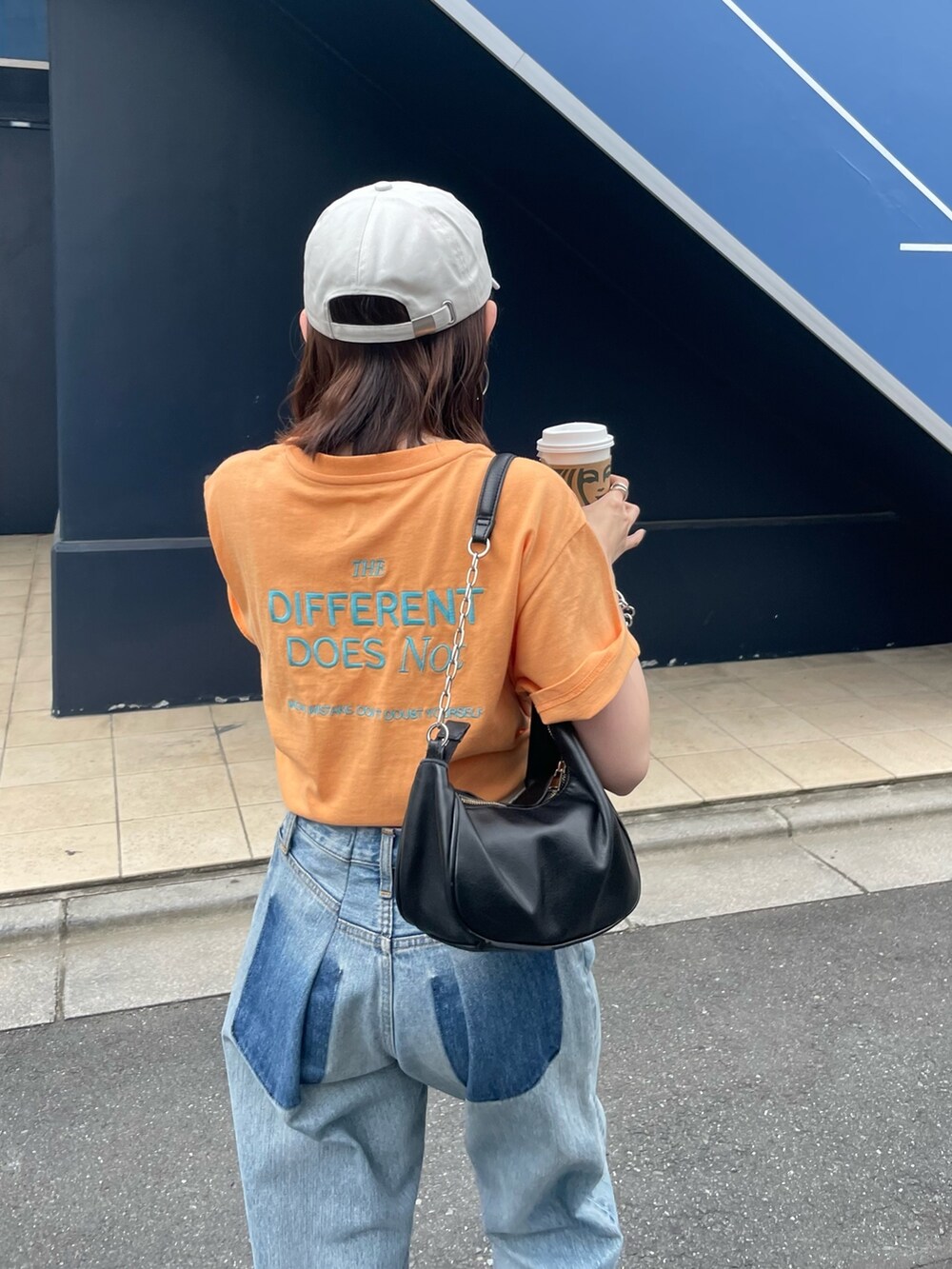ブラック系のサンダル、ブルー系のデニムパンツ、オレンジ系のTシャツ/カットソーを着用したレディースの夏コーディネートの8枚目の写真