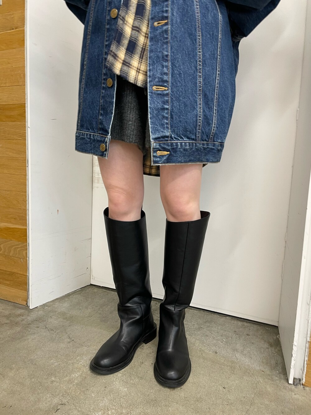 ブラック系のブーツ、グレー系のその他パンツ、ブルー系のシャツ/ブラウスを着用したレディースの秋コーディネートの10枚目の写真