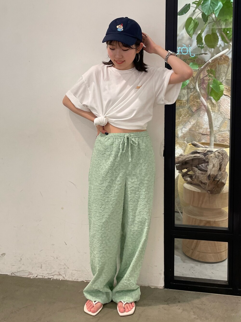 ホワイト系のTシャツ/カットソー、ホワイト系のサンダル、グリーン系のその他パンツを着用したレディースの夏コーディネートの10枚目の写真