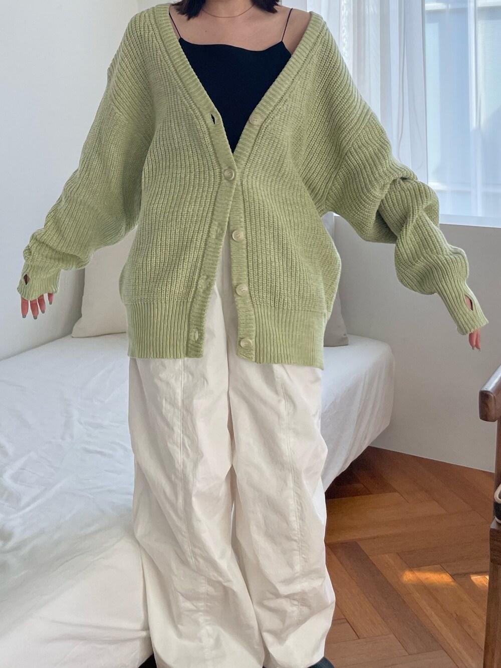 ブラック系のキャミソール、ホワイト系のその他パンツ、ブラック系のブーツを着用したレディースの冬コーディネートの8枚目の写真