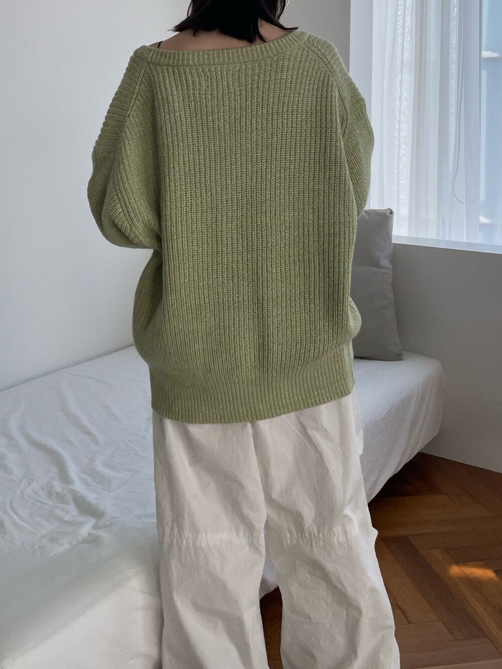 ブラック系のキャミソール、ホワイト系のその他パンツ、ブラック系のブーツを着用したレディースの冬コーディネートの7枚目の写真