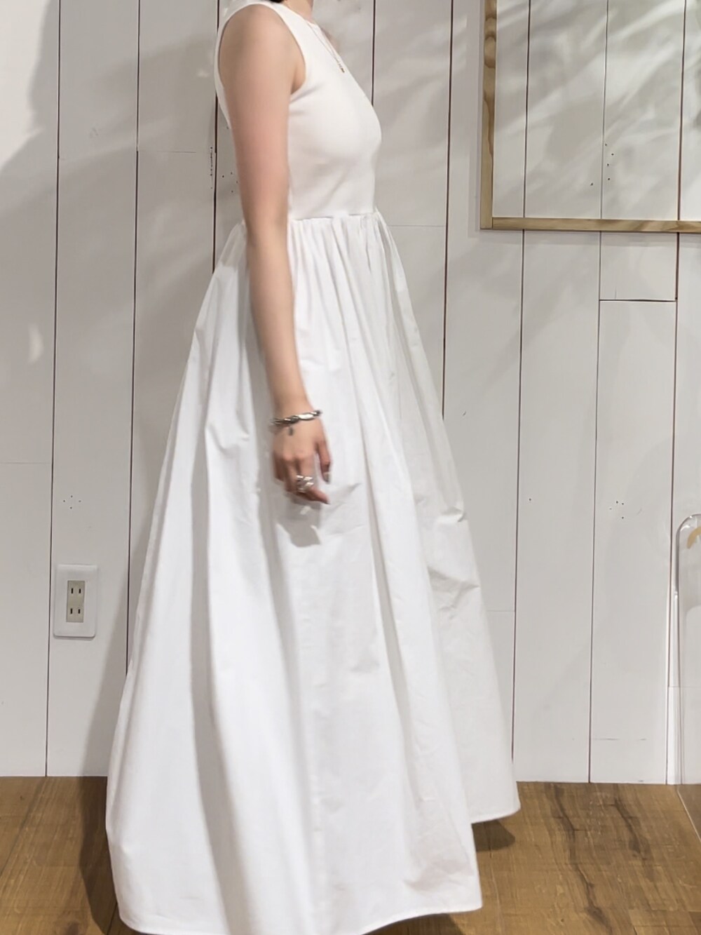 ホワイト系のワンピース、ゴールド系のネックレスを着用したレディースの夏コーディネートの4枚目の写真