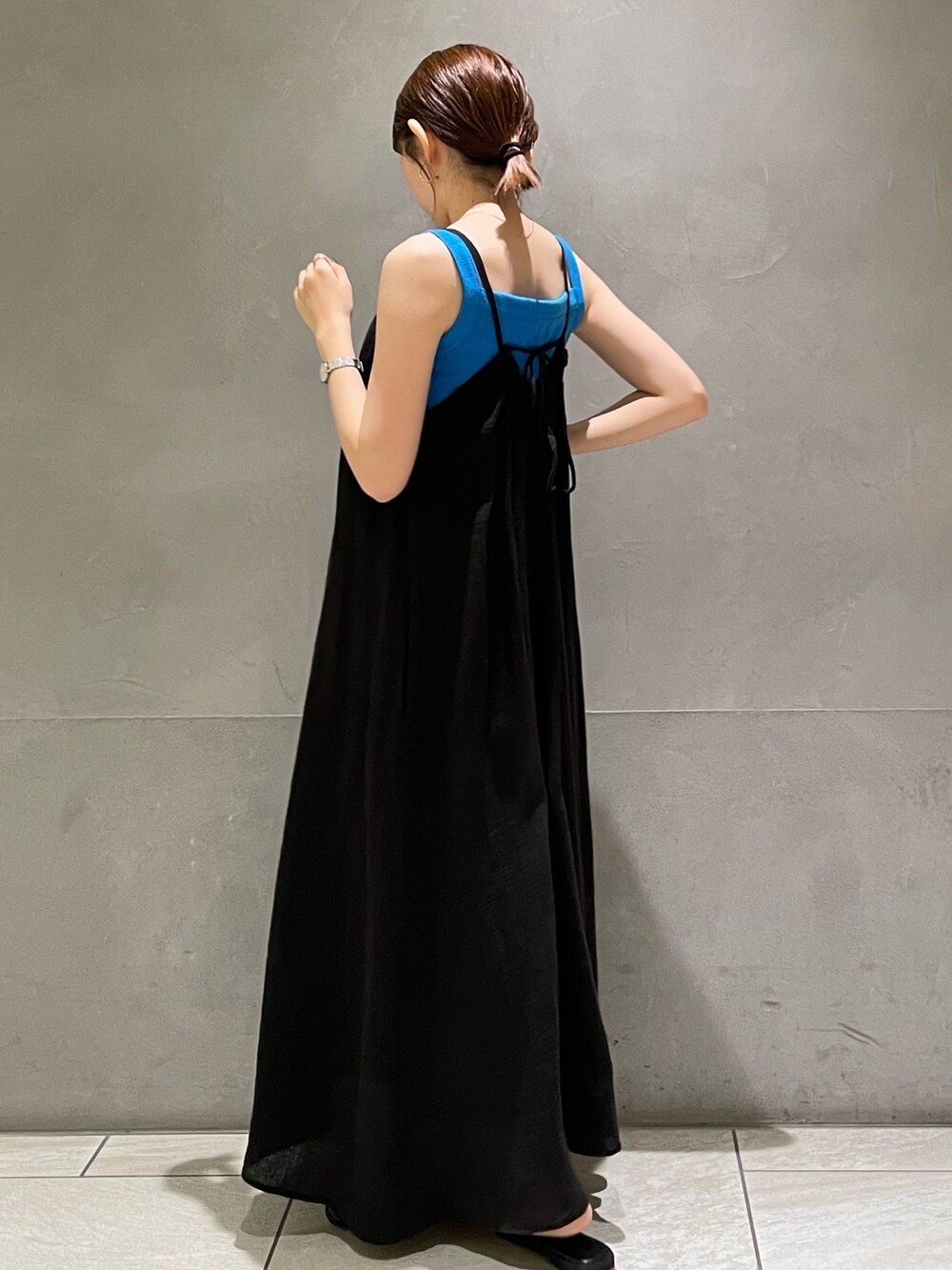 ブルー系のタンクトップ、ブラック系のワンピース、ブラック系のサンダルを着用したレディースの夏コーディネートの3枚目の写真