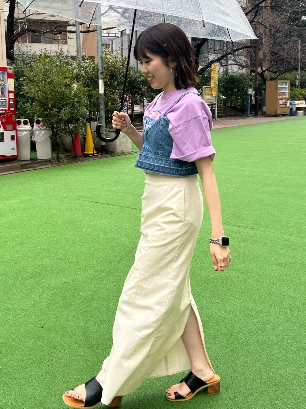 ブラック系のサンダル、ブルー系のキャミソール、パープル系のTシャツ/カットソーを着用したレディースの春コーディネートの6枚目の写真