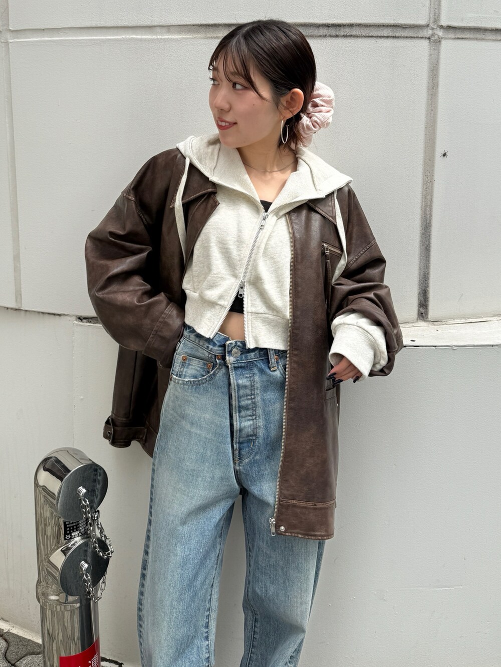 ブルー系のデニムパンツ、グリーン系のスリッポン、ホワイト系のパーカーを着用したレディースの秋コーディネートの7枚目の写真