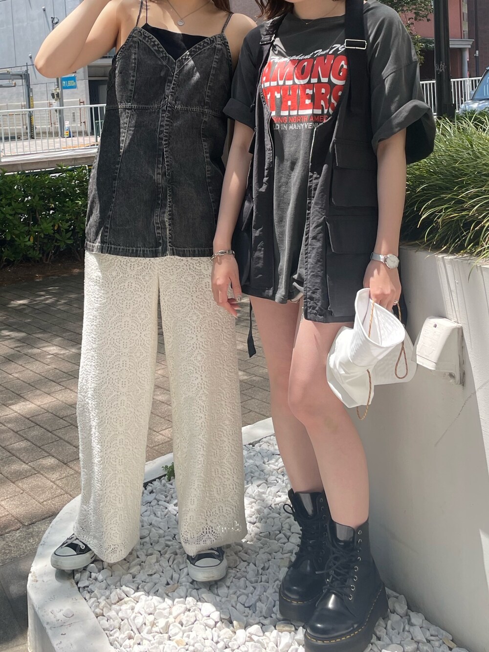 グレー系のTシャツ/カットソー、ブラック系のベスト、ホワイト系のハットを着用したレディースの春コーディネートの3枚目の写真