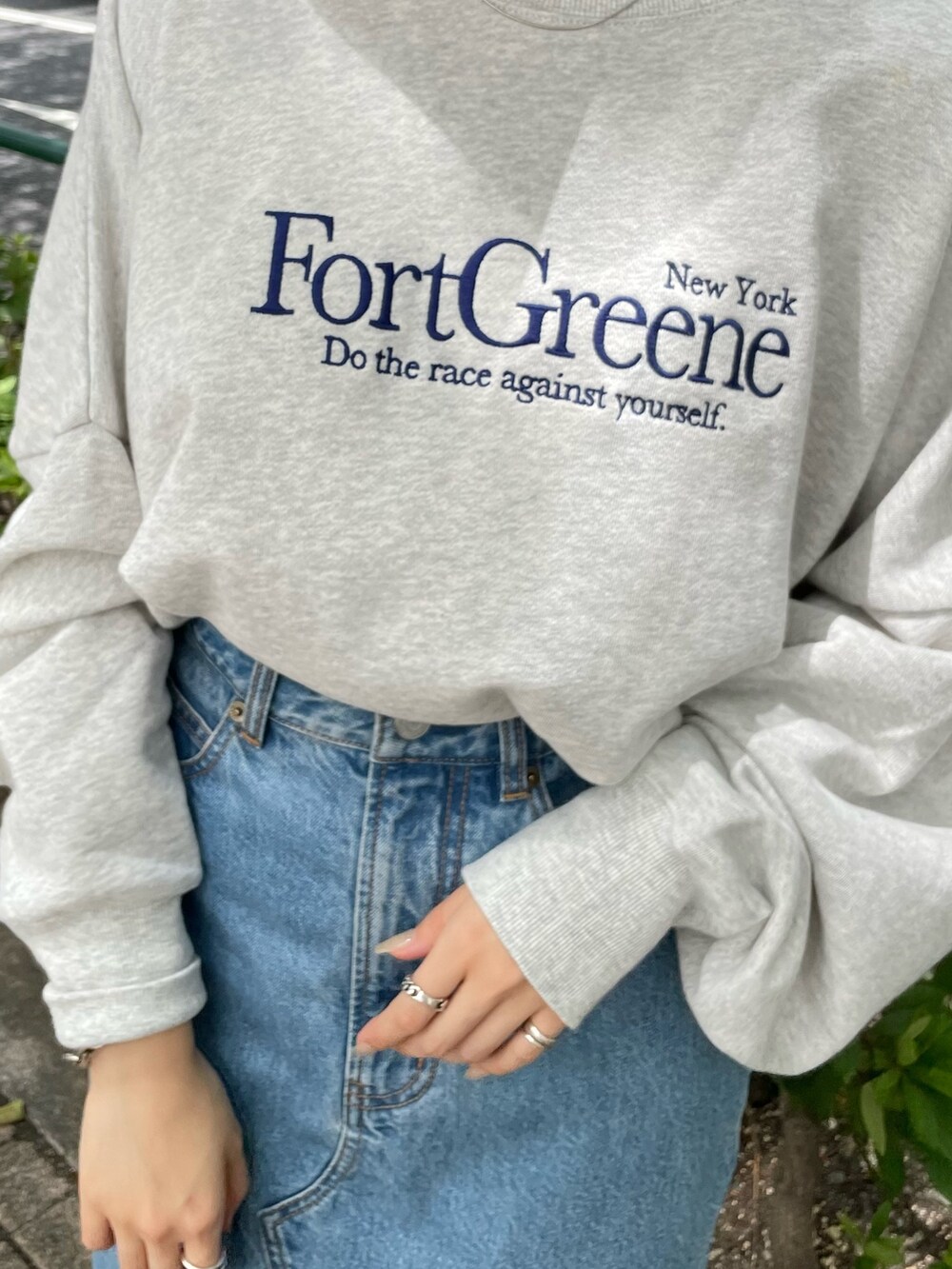 ブルー系のデニムスカート、グレー系のスウェット、ブラック系のサンダルを着用したレディースの夏コーディネートの7枚目の写真