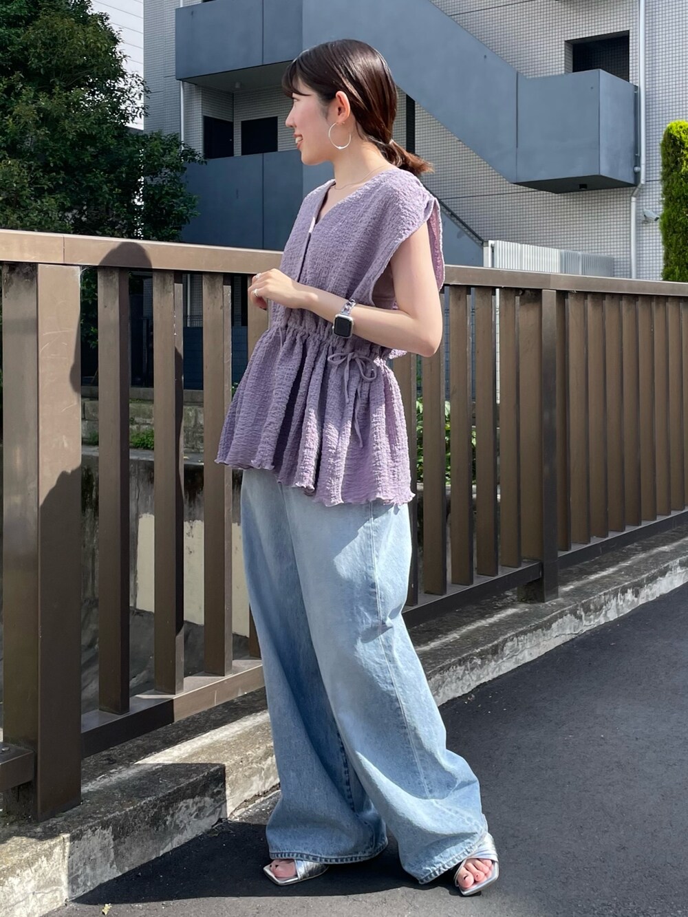 シルバー系のサンダル、グレー系のキャミソール、パープル系のシャツ/ブラウスを着用したレディースの夏コーディネートの5枚目の写真