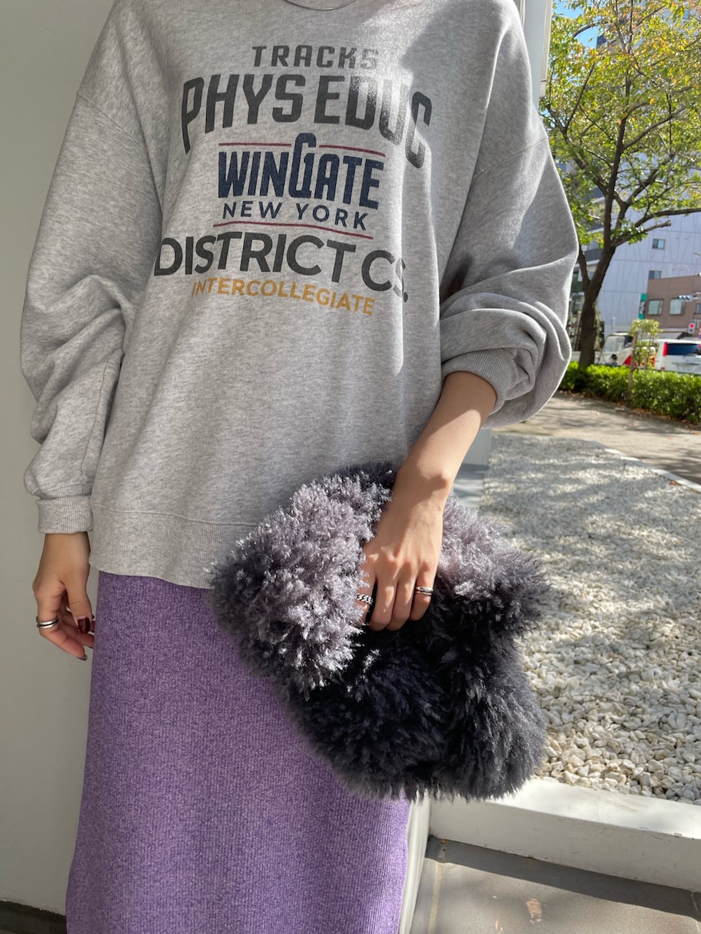 ブラック系のブーツ、グレー系のハンドバッグ、グレー系のスウェットを着用したレディースの秋コーディネートの6枚目の写真