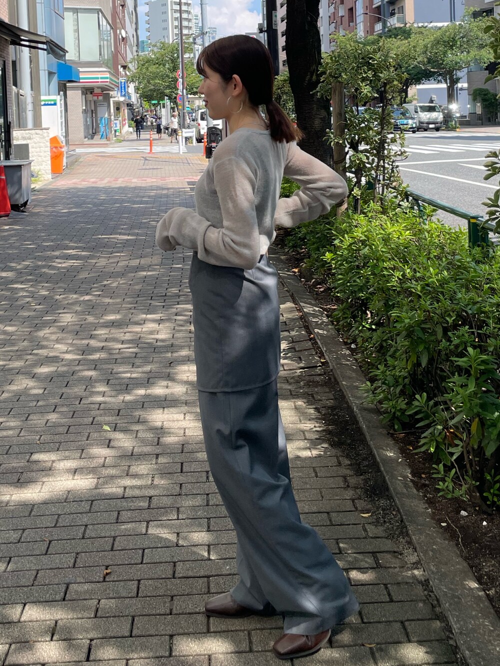 ブラウン系のブーツ、グレー系のニット/セーター、グレー系のその他パンツを着用したレディースの秋コーディネートの4枚目の写真