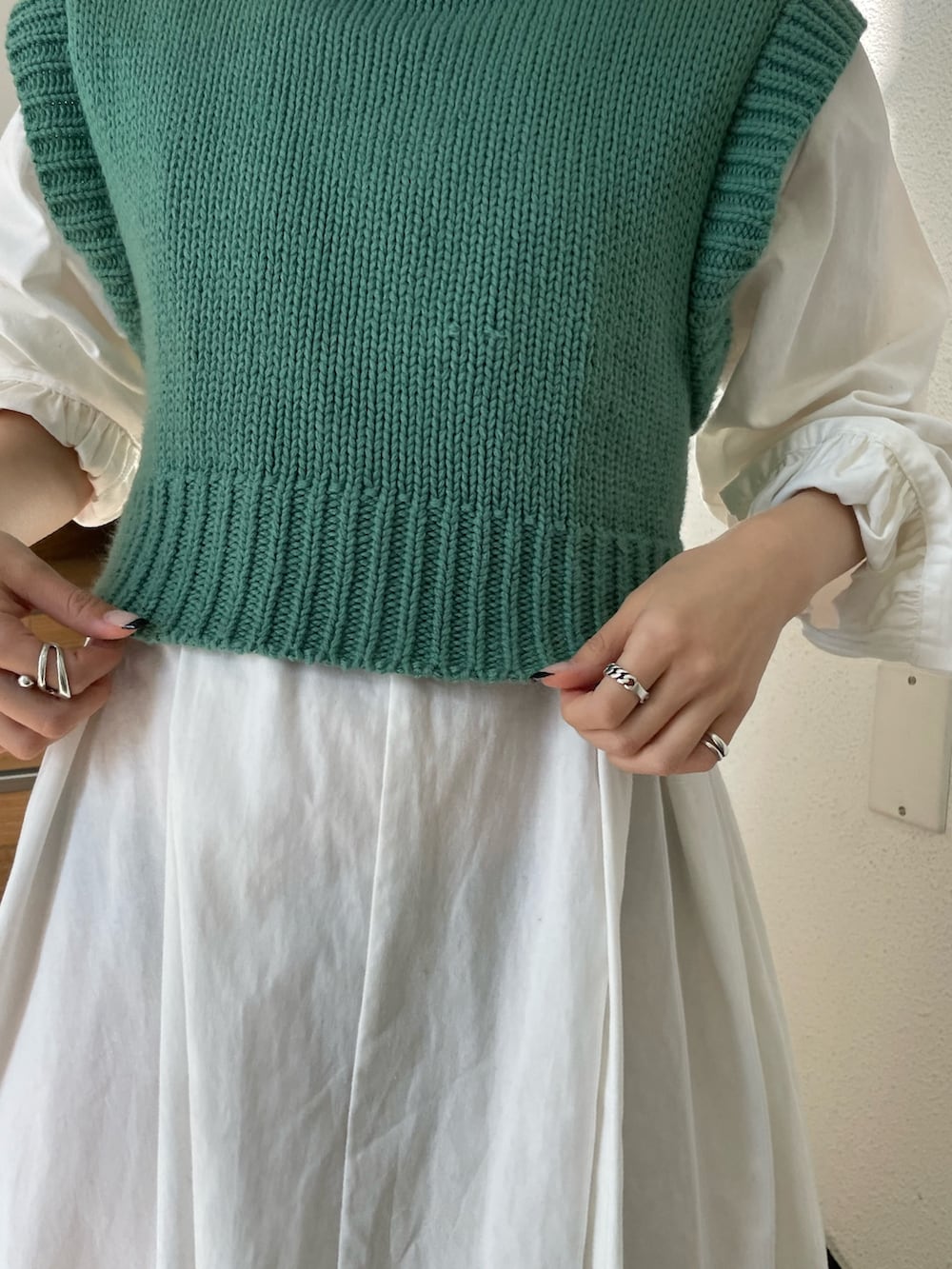 グリーン系のワンピース、ホワイト系のキャップを着用したレディースの春コーディネートの6枚目の写真