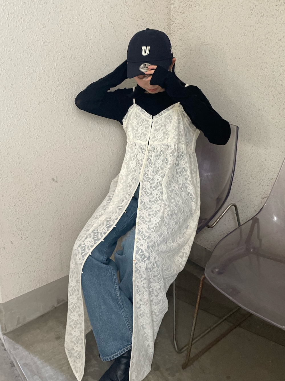 ホワイト系のワンピース、ブラック系のTシャツ/カットソー、ブラック系のブーツを着用したレディースの秋コーディネートの3枚目の写真