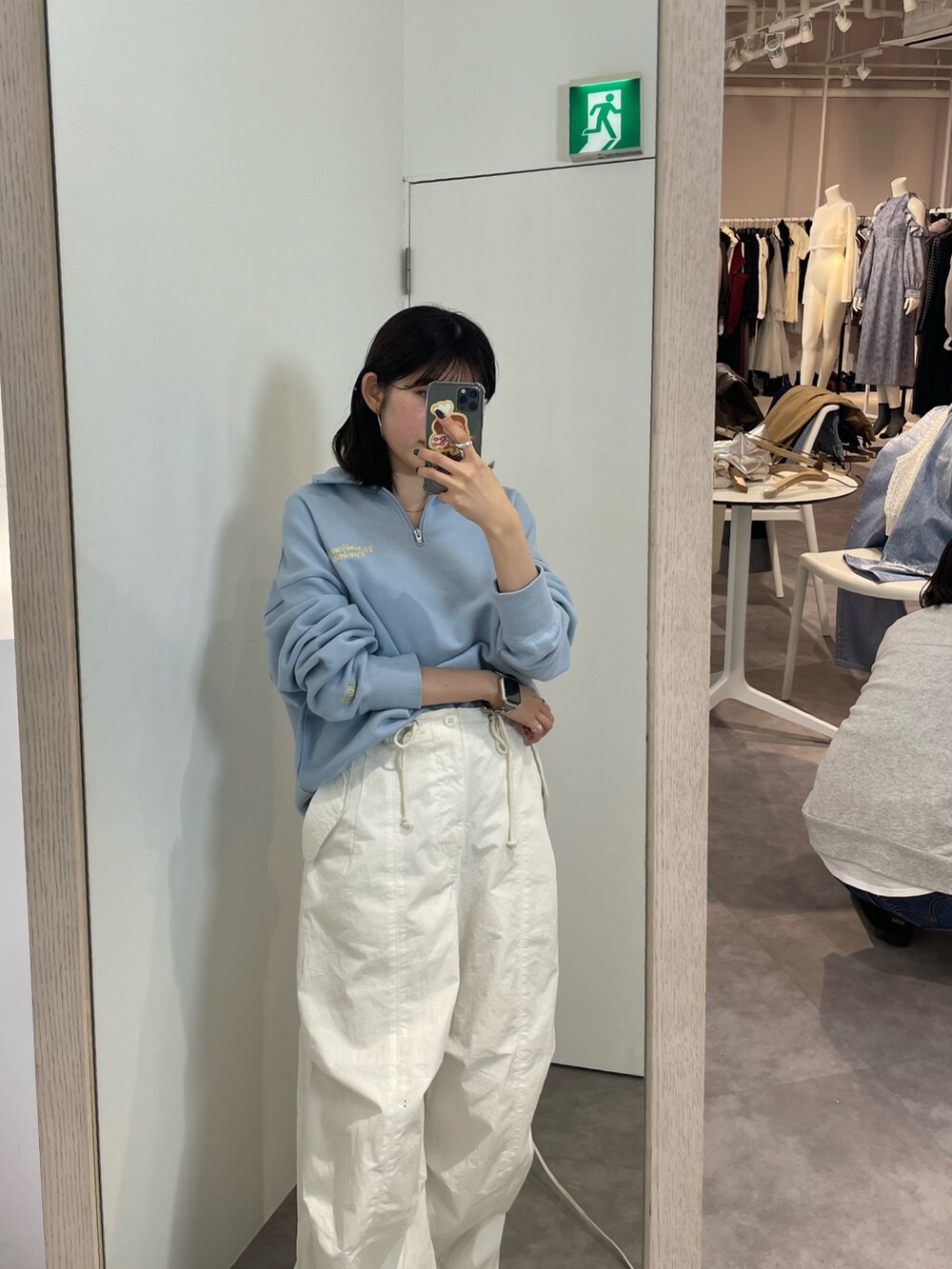 ホワイト系のその他パンツ、ブルー系のスウェットを着用したレディースの冬コーディネートの3枚目の写真