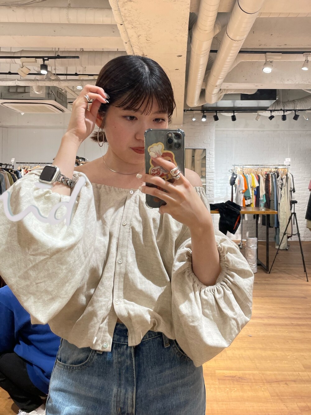 ホワイト系のサンダル、ホワイト系のシャツ/ブラウス、ブルー系のデニムパンツを着用したレディースの春コーディネートの5枚目の写真