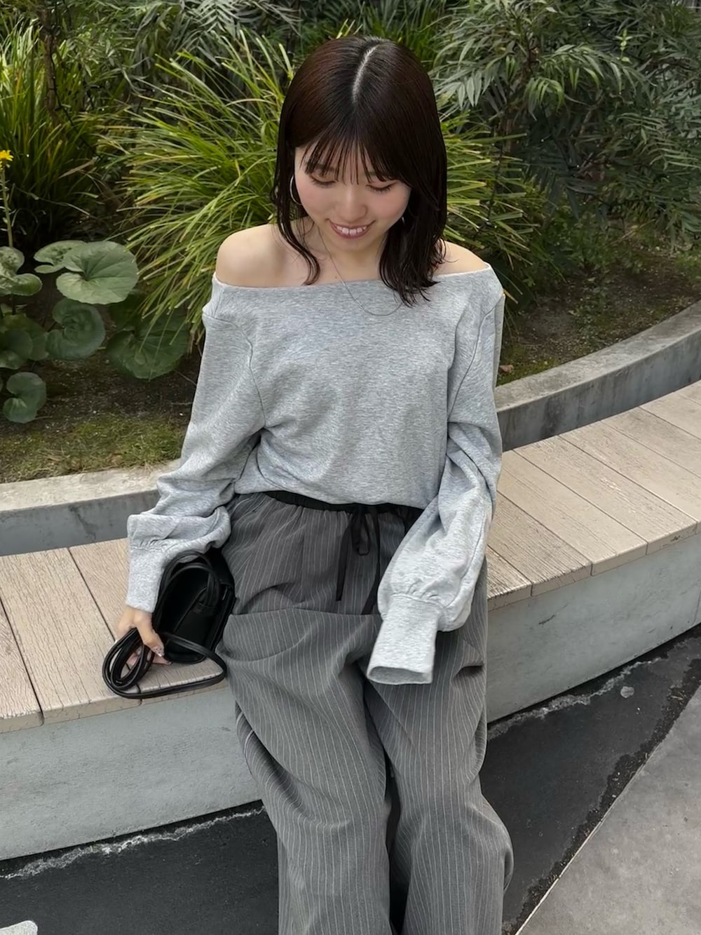 グレー系のTシャツ/カットソー、ブラック系のハンドバッグ、グレー系のその他パンツを着用したレディースの冬コーディネートの7枚目の写真