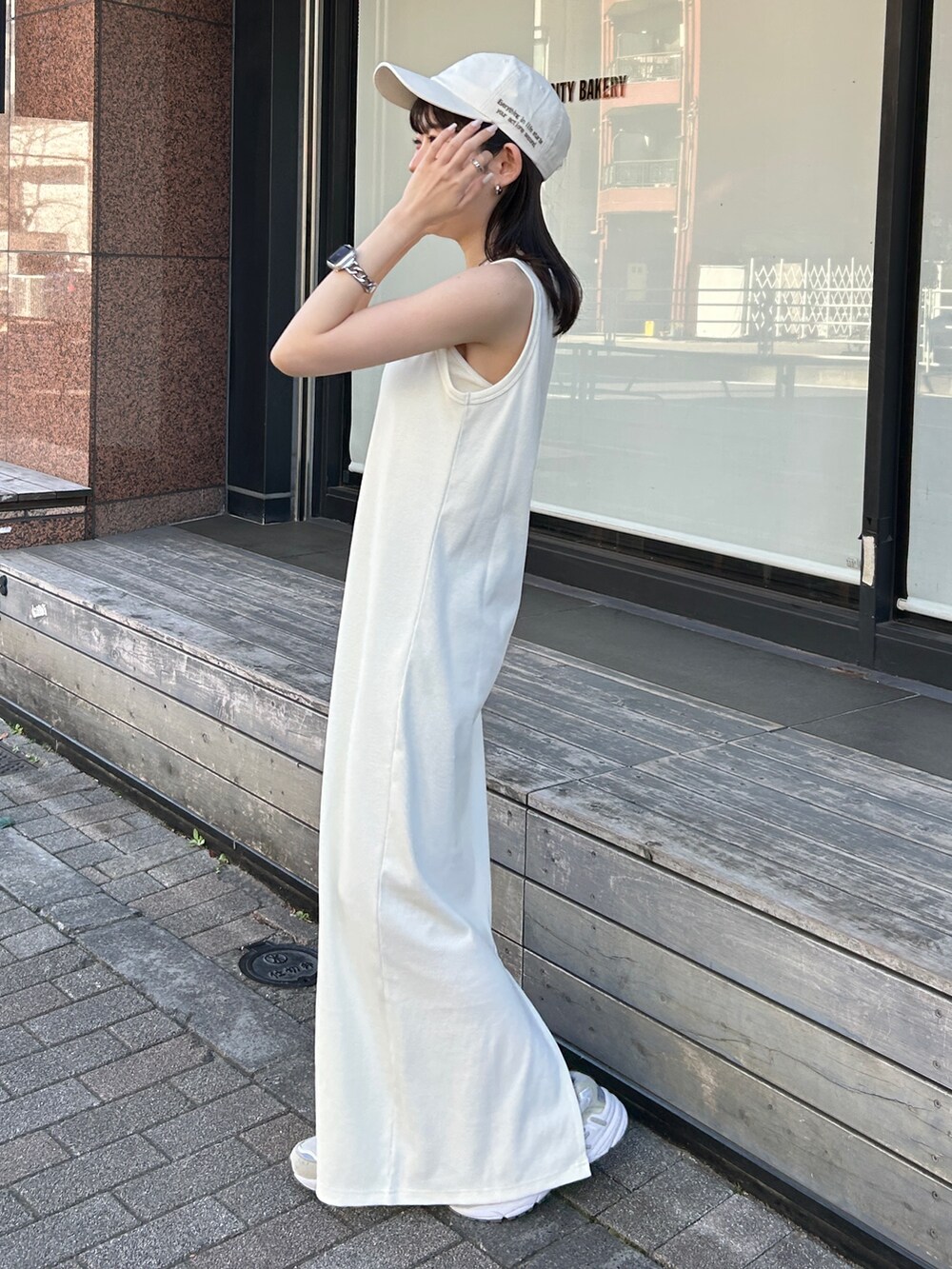 ホワイト系のワンピース、グレー系のカーディガン/ボレロ、ブルー系のネックレスを着用したレディースの夏コーディネートの5枚目の写真