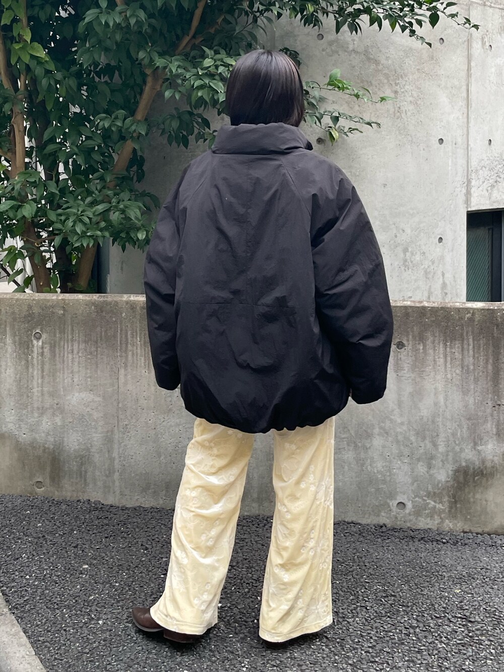 ホワイト系のキャミソール、ホワイト系のその他パンツ、ブラウン系のブーツを着用したレディースの冬コーディネートの6枚目の写真
