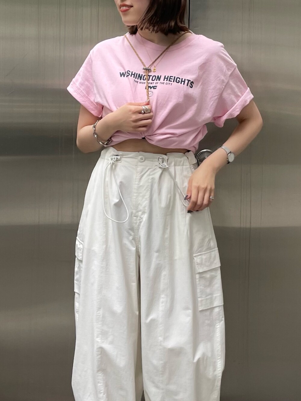 ホワイト系のカーゴパンツ、ブラック系のサンダル、ゴールド系のネックレスを着用したレディースの春コーディネートの4枚目の写真