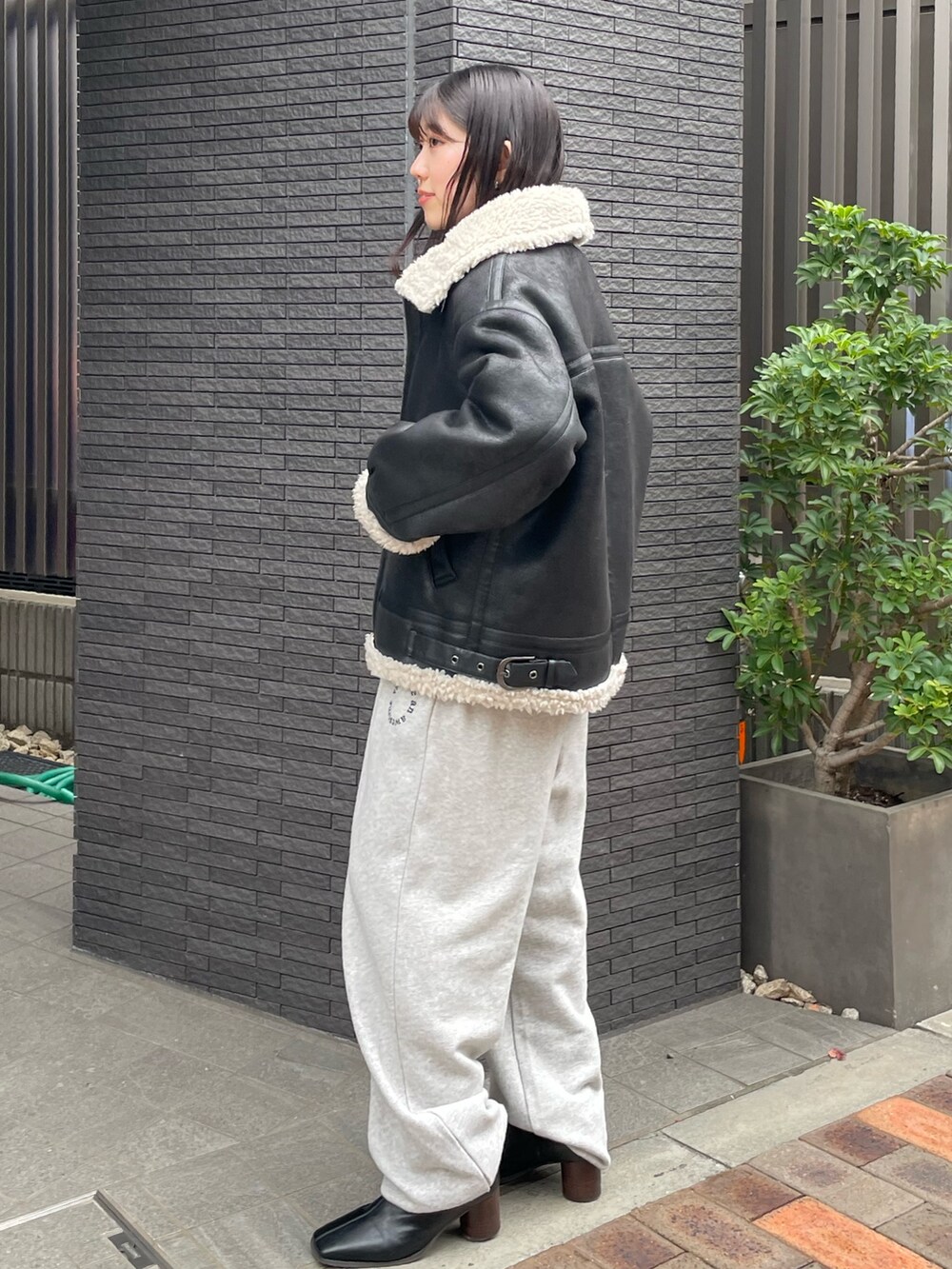 グレー系のスウェットパンツ、ブラック系のブーツ、グレー系のカーディガン/ボレロを着用したレディースの冬コーディネートの9枚目の写真