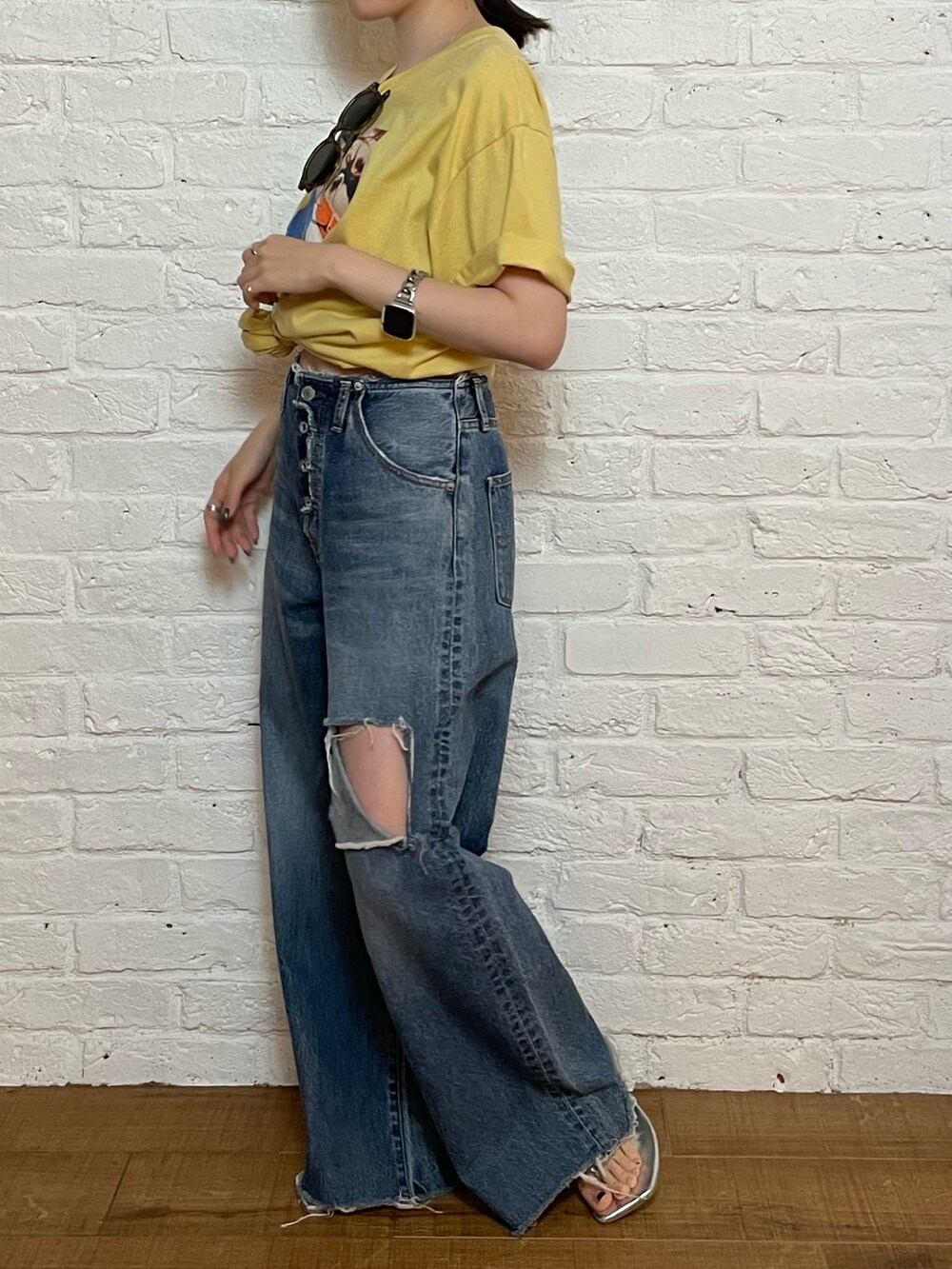 シルバー系のサンダル、ブルー系のデニムパンツ、イエロー系のTシャツ/カットソーを着用したレディースの夏コーディネートの2枚目の写真