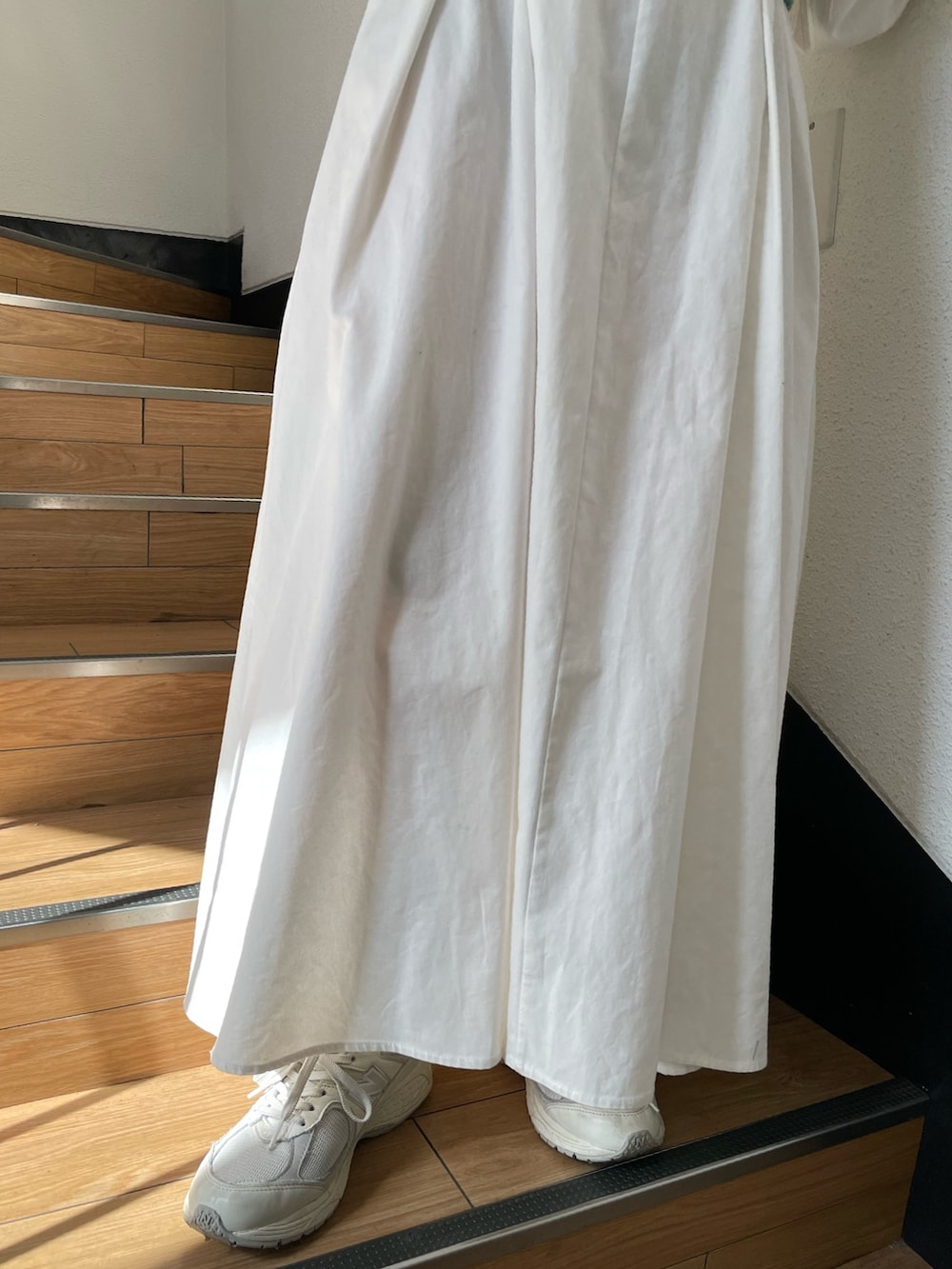 グリーン系のワンピース、ホワイト系のキャップを着用したレディースの春コーディネートの5枚目の写真