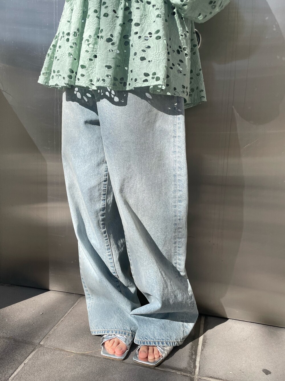 ブルー系のデニムパンツ、グリーン系のシャツ/ブラウスを着用したレディースの冬コーディネートの8枚目の写真