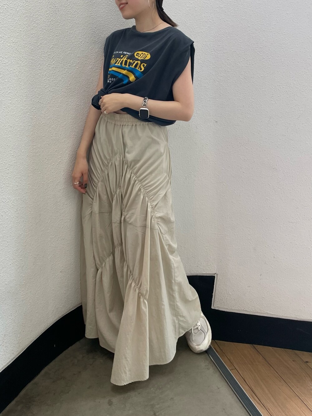 ホワイト系のスカート、グレー系のTシャツ/カットソーを着用したレディースの夏コーディネートの5枚目の写真